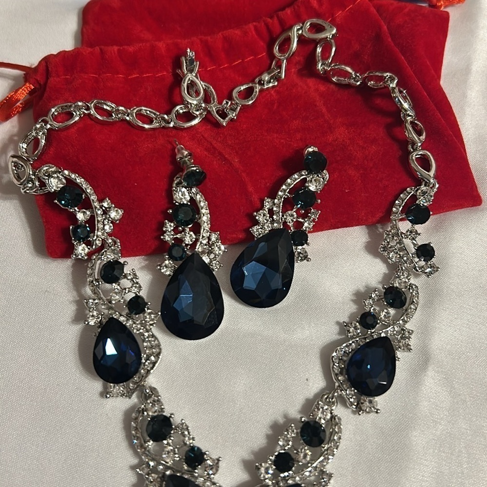 Multi-strand necklace with layered effect with other Costume Type Jewelry Lot #4 - Picture 2 of 8